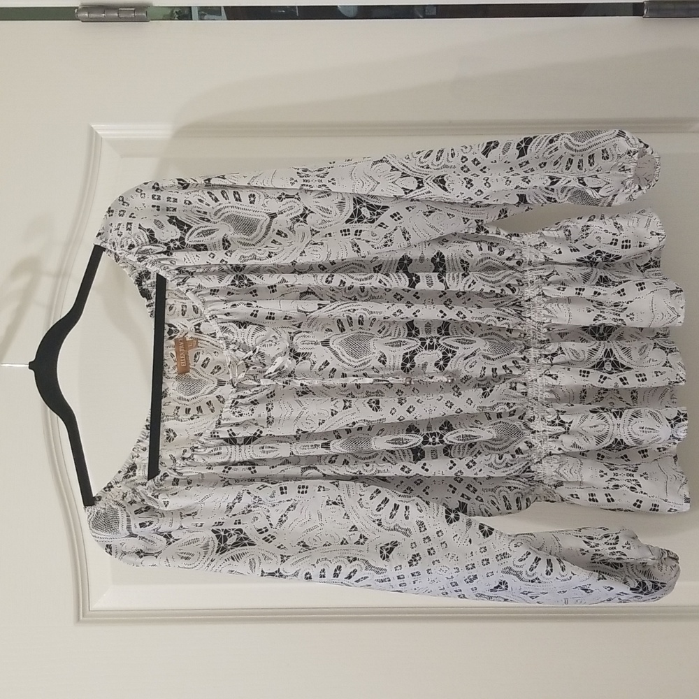 ⛱️Ellen Tracy White and Black Long Sleeve Top Size L